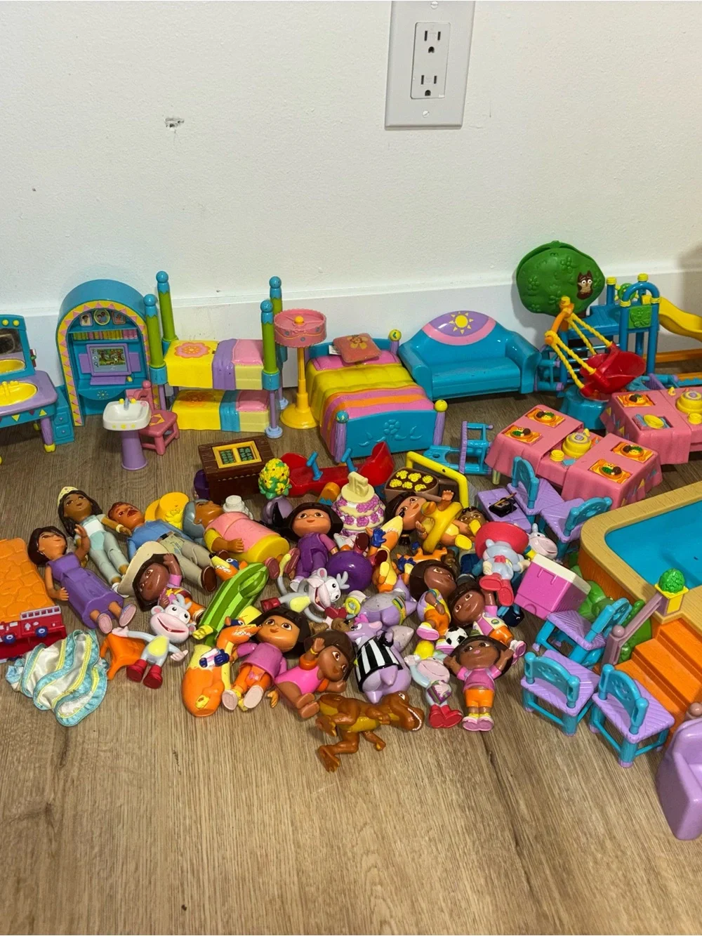 Vintage Mattel 2003 Dora the Explorer pop-up house. Dolls and accessories!